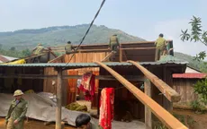 Mưa đá khiến hàng chục căn nhà bị tốc mái ở Kon Tum