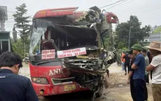 Tai nạn giữa xe đầu kéo với ô tô khách khiến 1 người tử vong, 9 người bị thương