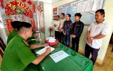 Tài xế taxi, thợ cắt tóc đánh bạc giữa hoa viên TP Buôn Ma Thuột