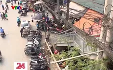Chợ cóc, bãi giữ xe trái phép bủa vây cầu đi bộ ở Hà Nội