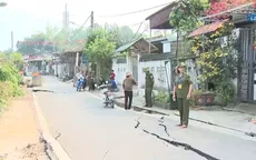 Tuyến đường 23/9 bị tụt sâu, nguy cơ trôi cả mảng đất lớn xuống dãy dân cư