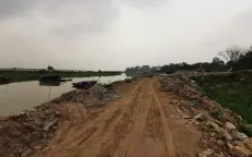 Chủ tịch TP Hà Nội chỉ đạo kiểm tra, xử lý tình trạng đổ trộm phế thải lấn sông Hồng