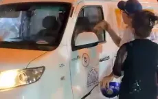 Người đàn ông dùng mũ bảo hiểm, gạch đá đập vỡ kính xe tải