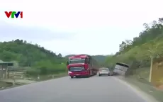 Xe tải vượt ẩu gây tai nạn cho xe khác