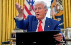 Sau ồn ào thuế quan, ông Trump ký sắc lệnh cải cách vòi hoa sen vì muốn có mái tóc đẹp