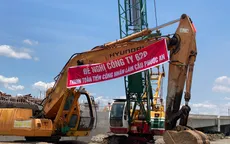 Công nhân treo băng rôn đòi nhà thầu thi công cầu Phước An trả lương