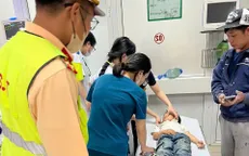 Cảnh sát mở đường đưa cháu bé có dấu hiệu ngưng thở đi cấp cứu