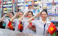 Yêu nước từ những hành động bình dị nhất - Sắc đỏ thắm tại loạt Nhà Thuốc Long Châu trong ngày lễ thống nhất