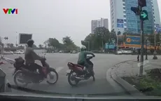 Dừng xe giữa đường nghe điện thoại gây cản trở giao thông