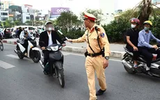 Hà Nội: Hơn 1.000 trường hợp vượt đèn đỏ, leo vỉa hè trong 1 tháng