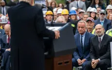 Tổng thống Trump ký hai sắc lệnh đáng chú ý về giá thuốc và di dời các cơ quan chính phủ