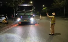 Trắng đêm xử lý xe tải vi phạm: Phát hiện hàng loạt xe tải “độ đèn”, chở quá tải