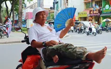 Người dân TP Hồ Chí Minh chật vật dưới thời tiết nắng nóng