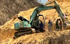 Người đàn ông bị xe cuốc đất cán tử vong khi trượt chân ngã xuống taluy