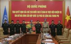 Trao Quyết định của Chủ tịch nước cho sĩ quan đi gìn giữ hòa bình tại Trung Phi