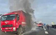 Xe tải chở nhiều hàng hoá bốc cháy dữ dội trên cao tốc