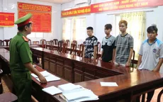 Bắt khẩn cấp 4 thanh niên gây rối trật tự công cộng