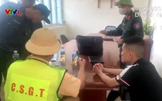 Tài xế say rượu và dương tính ma túy, dừng ô tô trên cao tốc để ngủ