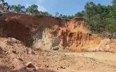 Khai thác đất rầm rộ, chính quyền đến sau