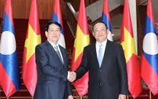 Chủ tịch nước Lương Cường hội kiến Thủ tướng Lào Sonexay Siphandone