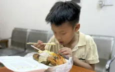Bé trai 9 tuổi đi lạc khi đạp xe từ Hà Nội vào TP Hồ Chí Minh xem diễu binh