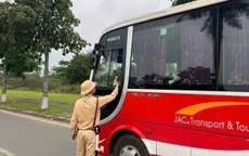 Vừa uống bia bữa trưa, tài xế lái xe chở hàng chục công nhân