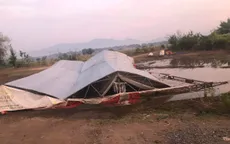 Mưa kèm gió lốc khiến hơn 100 căn nhà bị tốc mái
