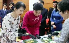 Phu nhân Tổng Bí thư và Phu nhân Thủ tướng Nhật Bản trải nghiệm làm bánh cốm