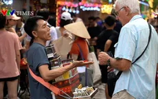 Hà Nội: Tràn lan hàng rong chèo kéo du khách ở phố "cà phê đường tàu"
