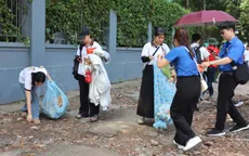 Người dân TP Hồ Chí Minh nán lại dọn rác sau buổi tổng duyệt 30/4
