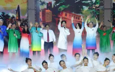 Bật mí ý nghĩa bộ sưu tập áo dài của đại sứ, phu nhân trong cầu truyền hình 'Vang mãi khúc khải hoàn'