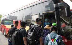 Hà Nội: Dòng người đổ về các bến xe trong ngày làm việc cuối cùng trước kỳ nghỉ 30/4
