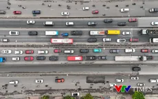 Vành đai 3 ùn tắc tê liệt hơn 10 km, người dân "nhích" từng mét rời Thủ đô