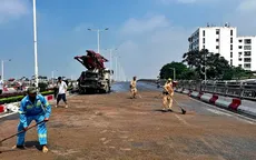 CSGT Hà Nội kịp thời xử lý vết dầu loang trên cầu, đảm bảo an toàn cho người đi đường