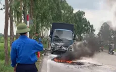 Xe máy bốc cháy sau va chạm với ô tô, 1 người tử vong