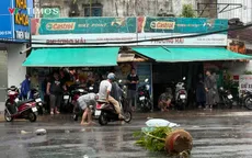 Xe chết máy la liệt, người dân vật lộn trong cơn mưa lớn ở TP Hồ Chí Minh