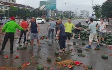 Nghệ An: Người dân giúp tài xế thu gom dưa hấu sau tai nạn