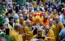 Hàng ngàn người dân Hà Nội cung rước Xá lợi Phật về chùa Quán Sứ