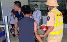 CSGT Nghệ An kịp thời giúp đỡ người đàn ông bị ngất xỉu trên đường