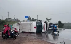 Xe cứu thương lật nghiêng sau khi va chạm xe con, 4 người bị thương