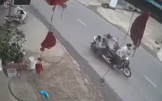Xe máy lao từ trong ngõ ra đâm xe khác, 2 người rơi xuống đường
