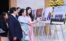 Thủ tướng Việt Nam, Thái Lan tham quan trưng bày ảnh và các sản phẩm thủ công mỹ nghệ