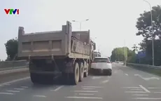 Nguy hiểm khi chuyển làn thiếu quan sát