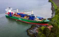 Tàu container khổng lồ mắc cạn ngay trước cửa nhà dân