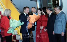 Tổng thống Pháp Emmanuel Macron và Phu nhân đến Hà Nội, bắt đầu thăm cấp Nhà nước tới Việt Nam