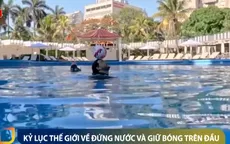 Xác lập kỷ lục thế giới về đứng nước và giữ bóng trên đầu