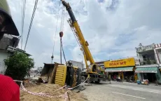 Xe tải chở cát va chạm 3 xe máy rồi đâm vào nhà dân, 1 người tử vong, nhiều người bị thương
