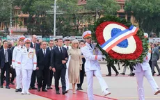 Tổng thống Pháp cùng Phu nhân đặt vòng hoa và vào Lăng viếng Chủ tịch Hồ Chí Minh