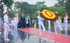 Tổng thống Hungary đặt vòng hoa tưởng niệm các Anh hùng liệt sĩ