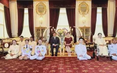Vua và Hoàng hậu Thái Lan lần đầu tiên ban phúc cho lễ cưới đồng giới tại hoàng cung
